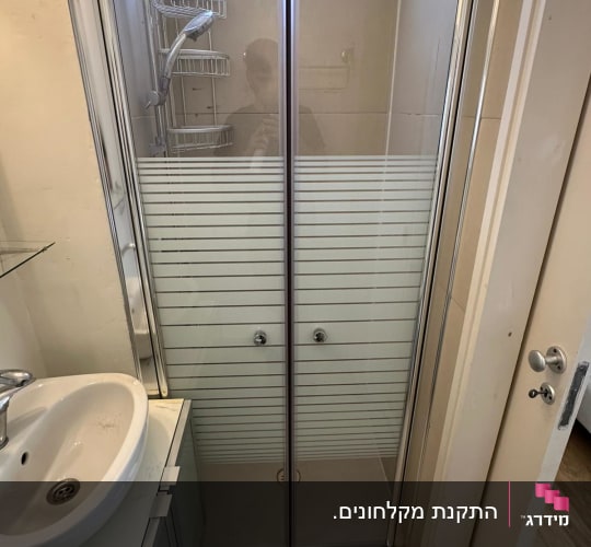 מקלחון חזית מזכוכית עם פסי טשטוש מותקן בחדר רחצה